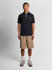 Lyle & Scott חולצת פולו עם קצוות בצבע מנוגד ומפתח כפתורים - תמונה 2 מתוך 6