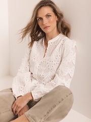 Blanco - Mint Velvet Cotton Broderie Detail Blouse - Imagen 2 de 7