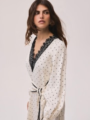 فستان ماكسي برباط بطبعة منقّطة من Mint Velvet - صورة 4 من 8