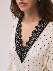 فستان ماكسي برباط بطبعة منقّطة من Mint Velvet - صورة 6 من 8