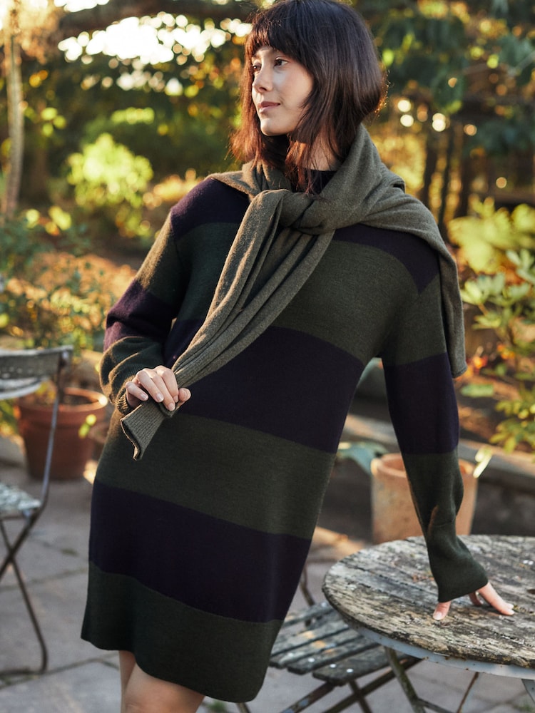 فستان صوف ميرينو بياقة عالية خضراء من Celtic & Co - صورة 1 من 8