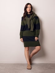 فستان صوف ميرينو بياقة عالية خضراء من Celtic & Co - صورة 2 من 8