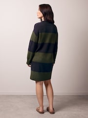 فستان صوف ميرينو بياقة عالية خضراء من Celtic & Co - صورة 3 من 8