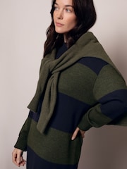 فستان صوف ميرينو بياقة عالية خضراء من Celtic & Co - صورة 4 من 8