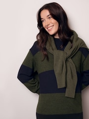 فستان صوف ميرينو بياقة عالية خضراء من Celtic & Co - صورة 5 من 8