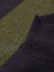 فستان صوف ميرينو بياقة عالية خضراء من Celtic & Co - صورة 7 من 8