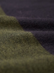 فستان صوف ميرينو بياقة عالية خضراء من Celtic & Co - صورة 8 من 8