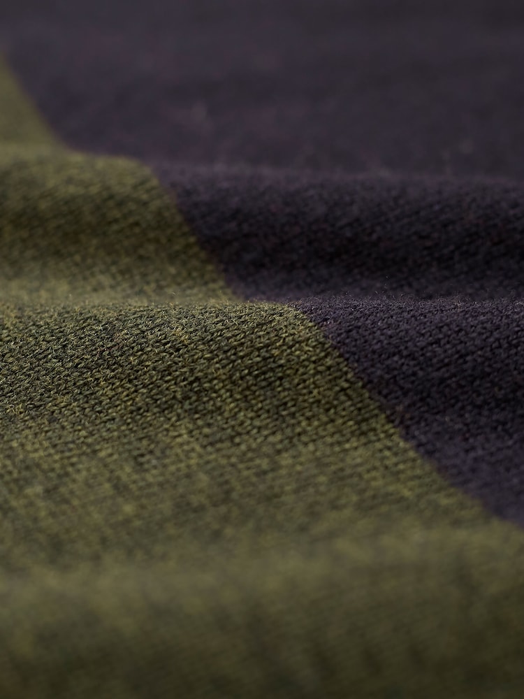 فستان صوف ميرينو بياقة عالية خضراء من Celtic & Co - صورة 8 من 8