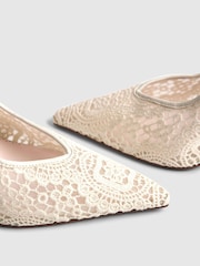 حذاء كورت بكعب مزيّن بدانتيل مع حزام خلفي من River Island - صورة 4 من 5