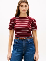 Wine Red Stripe - تيشرت بياقة بحافة مستديرة تلبيس رشيق من Tommy Hilfiger - صورة 1 من 5