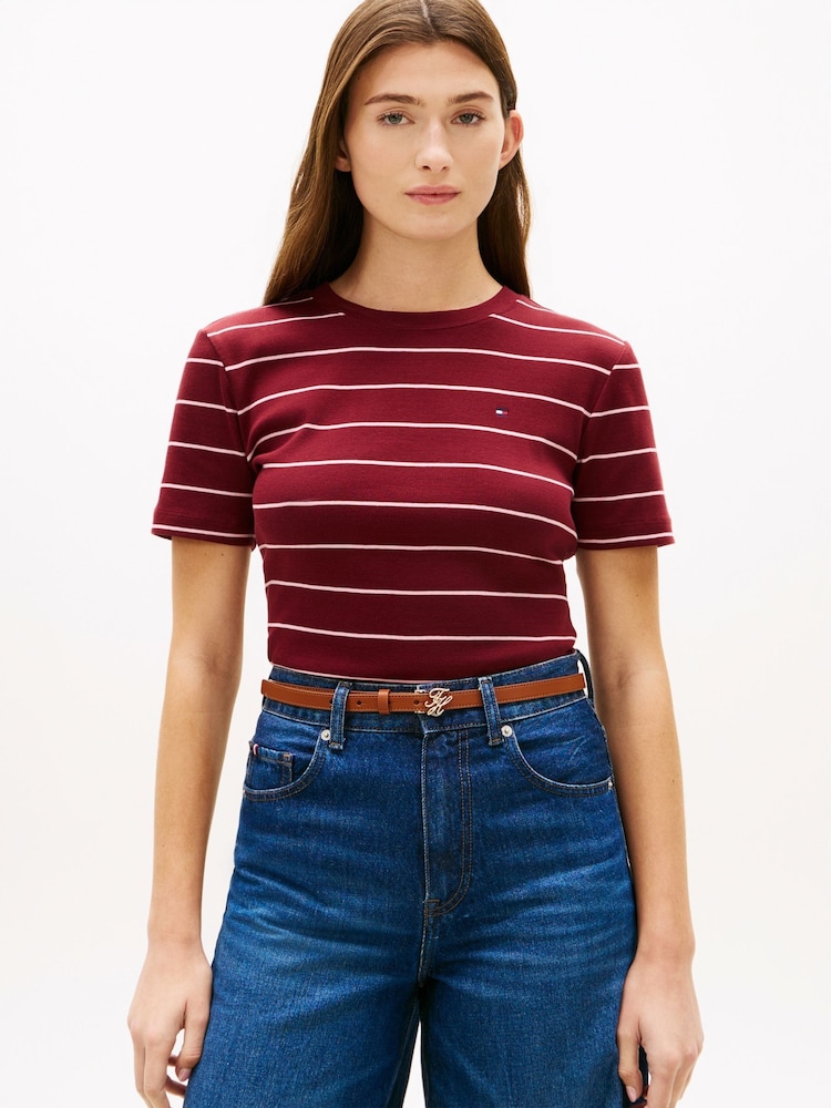 Wine Red Stripe - تيشرت بياقة بحافة مستديرة تلبيس رشيق من Tommy Hilfiger - صورة 1 من 5