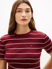 Wine Red Stripe - تيشرت بياقة بحافة مستديرة تلبيس رشيق من Tommy Hilfiger - صورة 4 من 5