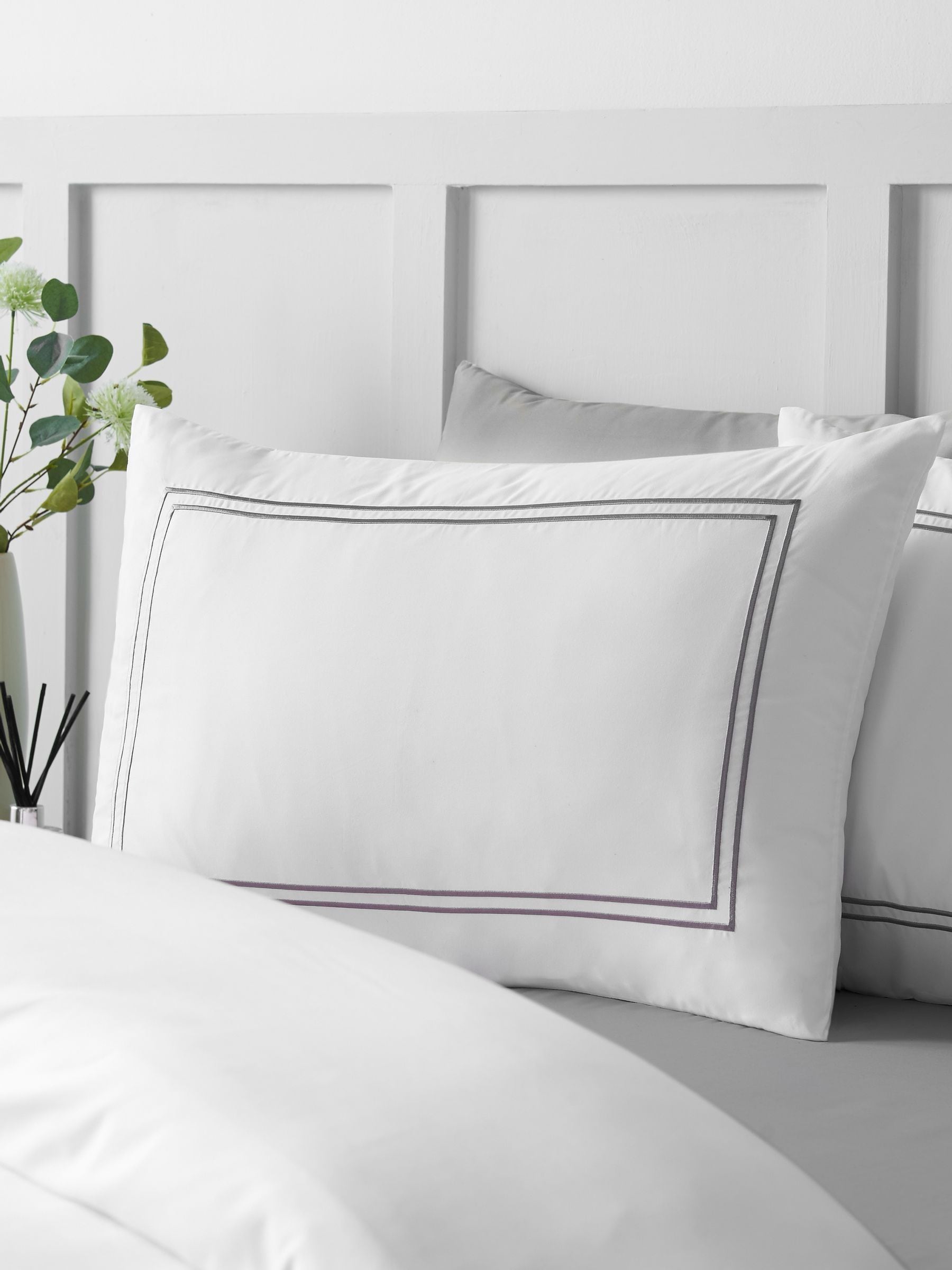 Catherine Lansfield So Soft Mono Satin Stitch Super King Duvet Cover Set with Pillowcases White/Silver - Image 7