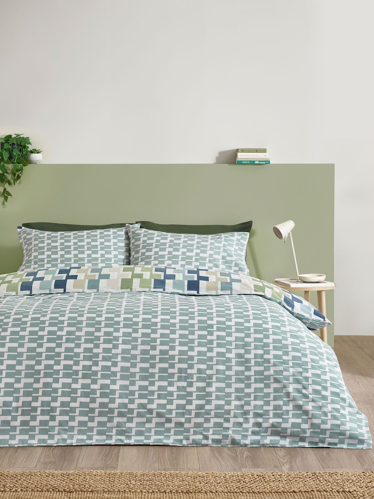 طقم غطاء لحاف بوجهين بطبعة أشكال هندسية Bryson من Catherine Lansfield - صورة 2 من 4
