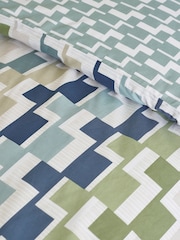 طقم غطاء لحاف بوجهين بطبعة أشكال هندسية Bryson من Catherine Lansfield - صورة 4 من 4