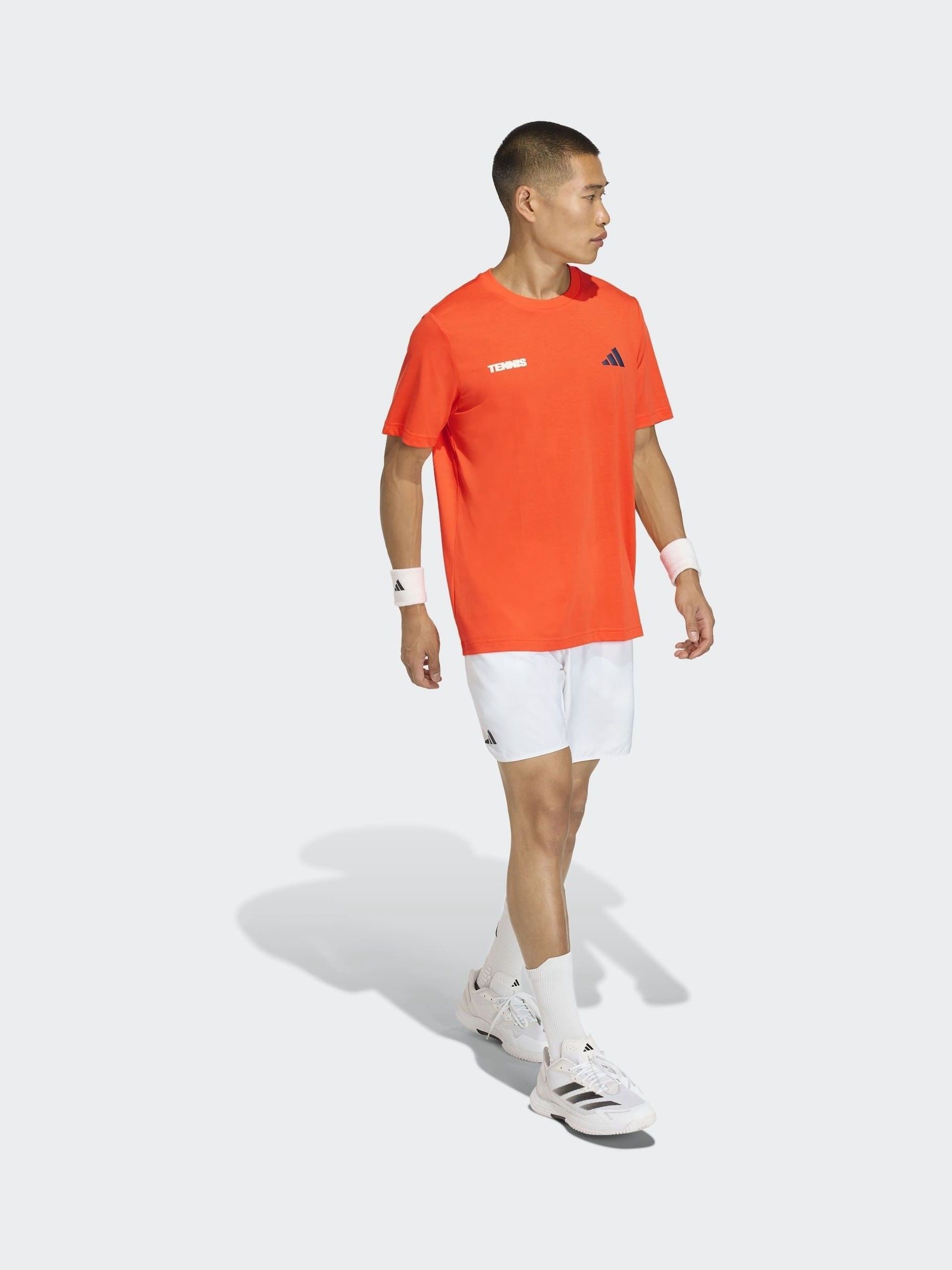 Next：日本 オレンジ - adidas ホットエッググラフィックテニスTシャツ