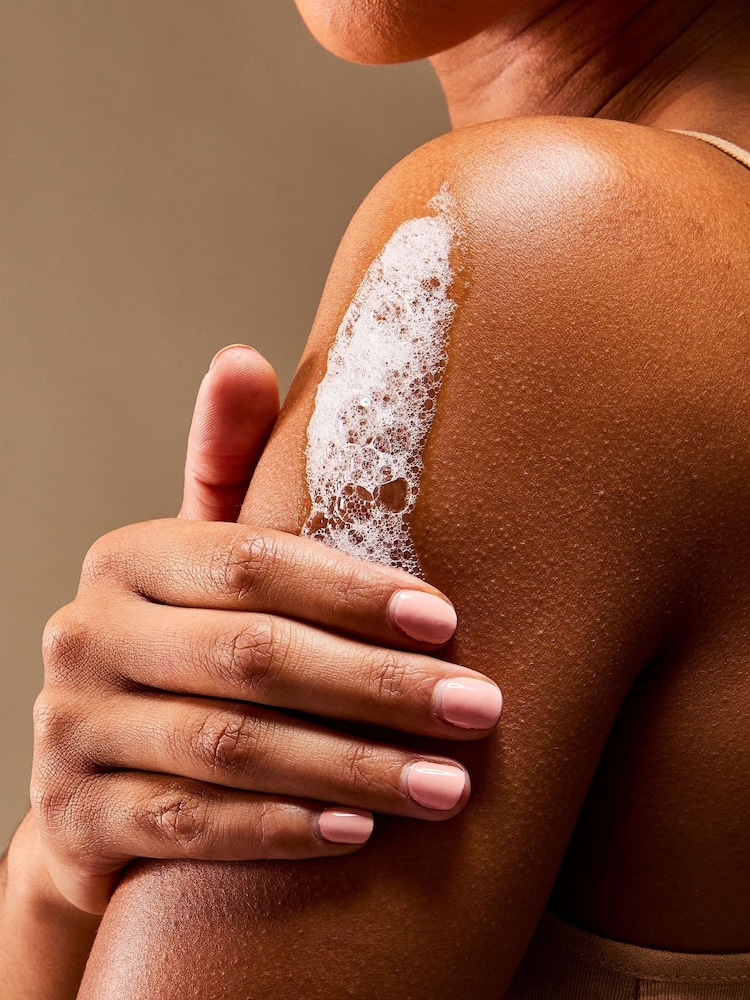 Bath & Body Works Covered In Roses Body Wash 295ml - Image 2 of 3 Bath & Body Works Covered In Roses Body Wash 295ml - Image 2 of 3