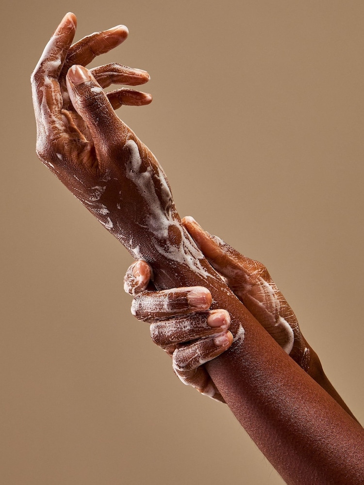 Bath & Body Works Covered In Roses Gentle & Clean Foaming Hand Soap 259ml - Image 4 of 4 Bath & Body Works Covered In Roses Gentle & Clean Foaming Hand Soap 259ml - Image 4 of 4