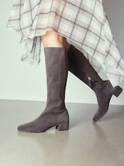 رمادي - Forever Comfort® Chisel Toe Knee High Leather Sock Boots - صورة 1 من 4
