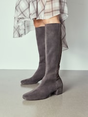 رمادي - Forever Comfort® Chisel Toe Knee High Leather Sock Boots - صورة 3 من 4