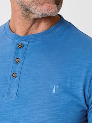 أزرق دنيم - تيشرت بياقة صغيرة مصنوع من قطن ناعم من Saltwell - Image 3 of 4