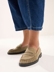 لون طبيعي ـ حذاء بمقاس بالغ العرض من Yours Curve - صورة 1 من 5