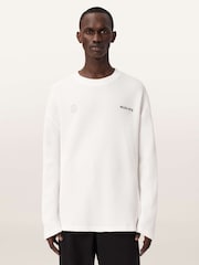 Allsaints חולצת טי עם צווארון עגול ושרוולים ארוכים ועיטור מגן - תמונה 1 מתוך 8