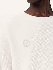 Allsaints חולצת טי עם צווארון עגול ושרוולים ארוכים ועיטור מגן - תמונה 5 מתוך 8