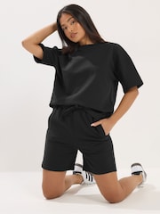 שחור - PixieGirl Petite סט מכנסי פוטר קצרים וחולצת טי עם צווארון עגול - תמונה 1 מתוך 5