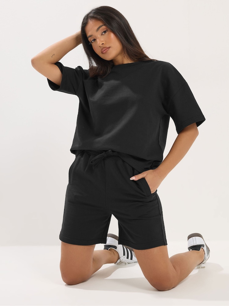 שחור - PixieGirl Petite סט מכנסי פוטר קצרים וחולצת טי עם צווארון עגול - תמונה 1 מתוך 5