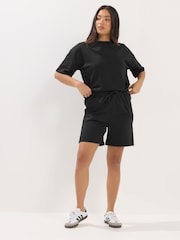 שחור - PixieGirl Petite סט מכנסי פוטר קצרים וחולצת טי עם צווארון עגול - תמונה 2 מתוך 5