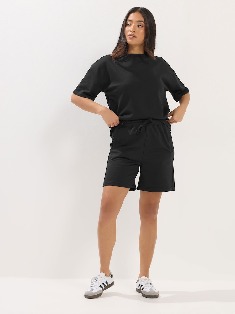 שחור - PixieGirl Petite סט מכנסי פוטר קצרים וחולצת טי עם צווארון עגול - תמונה 2 מתוך 5