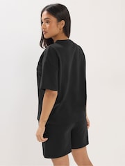 שחור - PixieGirl Petite סט מכנסי פוטר קצרים וחולצת טי עם צווארון עגול - תמונה 3 מתוך 5