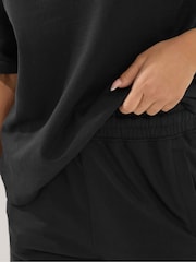 שחור - PixieGirl Petite סט מכנסי פוטר קצרים וחולצת טי עם צווארון עגול - תמונה 4 מתוך 5