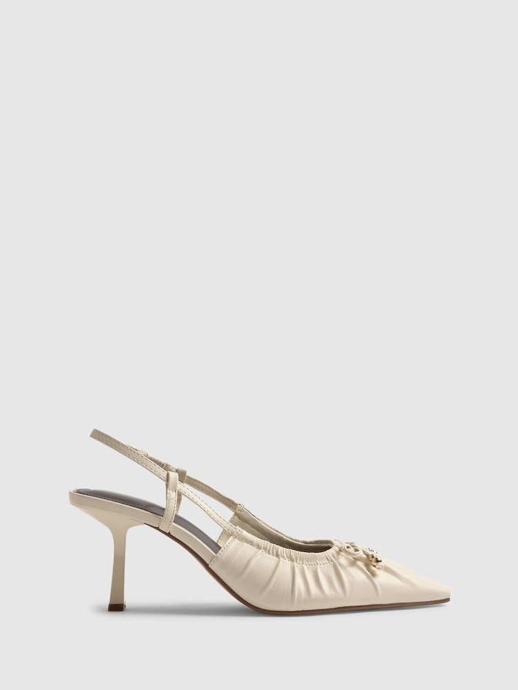 Crème - River Island Escarpin coupe large à talons à bride arrière et nœud froncé - Image 1 de 5 Crème - River Island Escarpin coupe large à talons à bride arrière et nœud froncé - Image 1 de 5