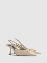 Crème - River Island Escarpin coupe large à talons à bride arrière et nœud froncé - Image 2 de 5