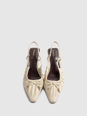 Crème - River Island Escarpin coupe large à talons à bride arrière et nœud froncé - Image 3 de 5