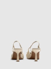 Crème - River Island Escarpin coupe large à talons à bride arrière et nœud froncé - Image 4 de 5