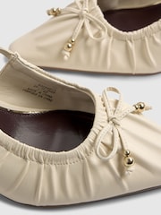 Crème - River Island Escarpin coupe large à talons à bride arrière et nœud froncé - Image 5 de 5