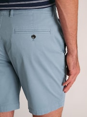 أزرق - Brook Taverner Garment Dyed Stretch Cotton Shorts - صورة 4 من 4