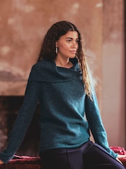 Celtic & Co. בצבע כחול סוודר רפוי מבד רך במיוחד עם צווארון - תמונה 1 מתוך 4