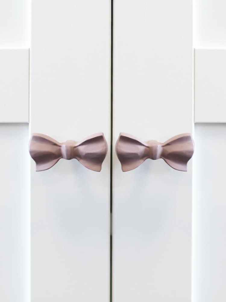 Laura Ashley Set of 2 Aluminum Bow Drawer Knobs - صورة 1 من 1