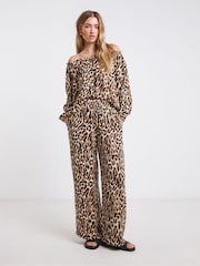 Коричневый - Simply Be Tie Waist Crinkle Wide Leg Trousers - Изображение 2 из 5