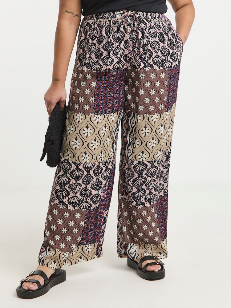 Estampado multicolor - Pantalones de pernera ancha con efecto arrugado y lazada en la cintura de Simply Be - Imagen 2 de 4 Estampado multicolor - Pantalones de pernera ancha con efecto arrugado y lazada en la cintura de Simply Be - Imagen 2 de 4