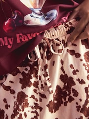 طباعة شكل جلد بقرة - بيجاما بكم قصير - صورة 5 من 8