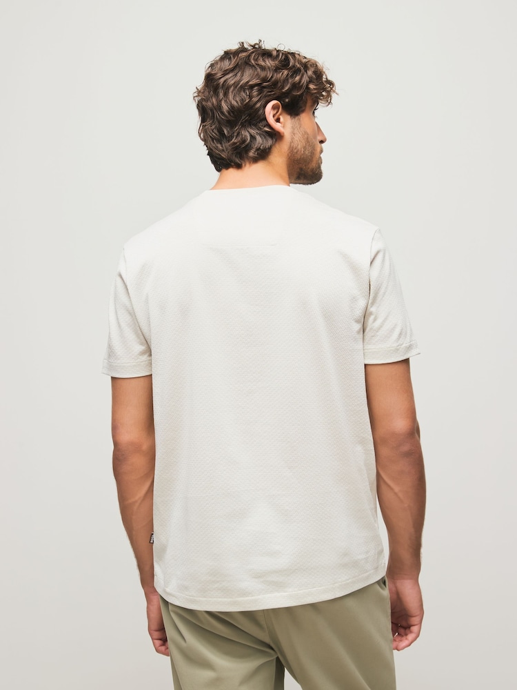 بيج - BOSS Regular Fit Thompson T-Shirt - صورة 2 من 5