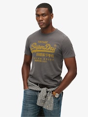 Gris - Superdry VI Classic T-Shirt - Imagen 1 de 6