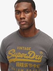 Gris - Superdry VI Classic T-Shirt - Imagen 2 de 6