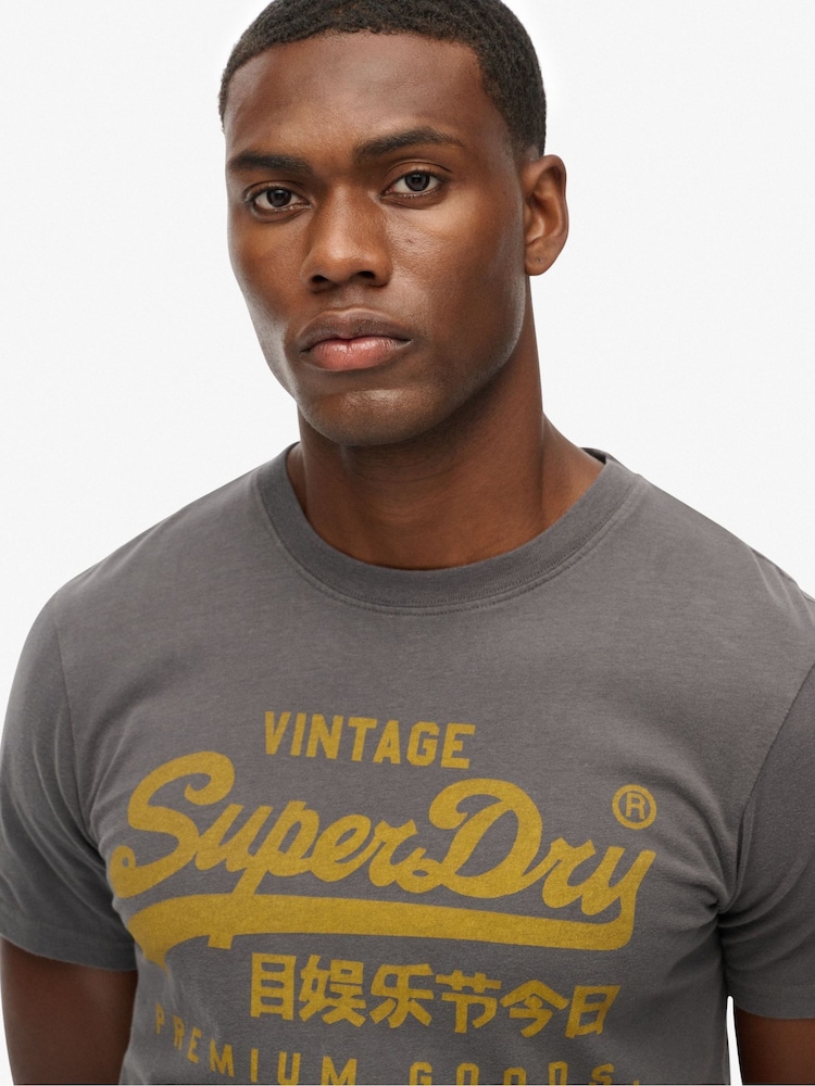 Gris - Superdry VI Classic T-Shirt - Imagen 2 de 6