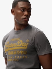 Gris - Superdry VI Classic T-Shirt - Imagen 4 de 6